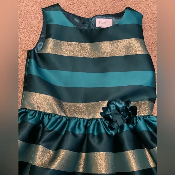 Girl   matching 18” doll dress 👗 🎄 Girls size 8