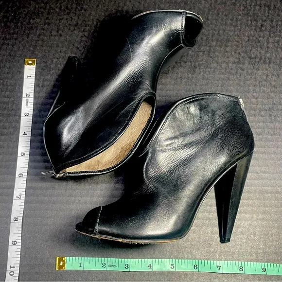 Gorgeous Vince Camuto Butter soft Black Nappa open toe bootie size 5.5M LIKE NEW