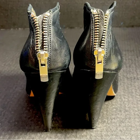 Gorgeous Vince Camuto Butter soft Black Nappa open toe bootie size 5.5M LIKE NEW