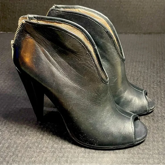 Gorgeous Vince Camuto Butter soft Black Nappa open toe bootie size 5.5M LIKE NEW