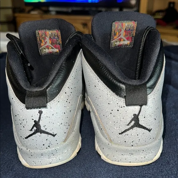 Jordan Athletic Shoes Black and Gray with Wavy Design