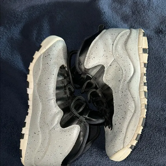 Jordan Athletic Shoes Black and Gray with Wavy Design
