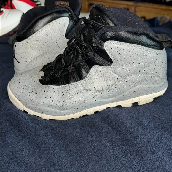 Jordan Athletic Shoes Black and Gray with Wavy Design