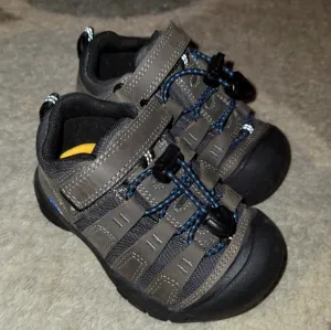 KEEN Boys Youth Leather Shoes-Size 8-MINT
