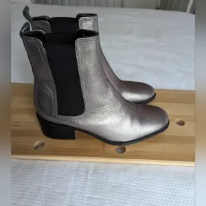 Kenneth Cole Reaction Salt Chelsea Boot Light Purple Womens Shoes 7.5 .