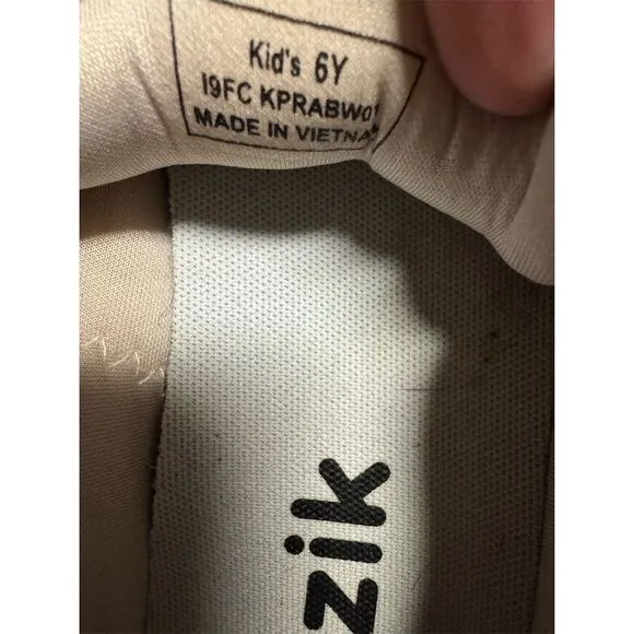 Kizik Prague Sneakers Size 6Y Hands-Free Design Cream