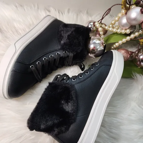 Koolaburra by UGG Women's Sundell Fuzz Chukka Shoes new