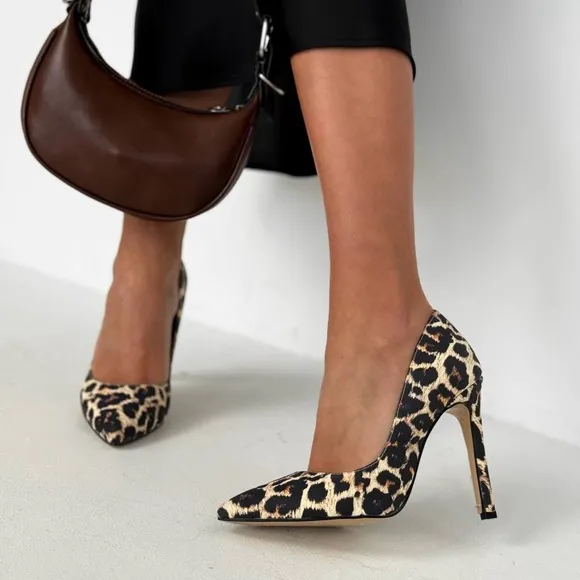 Leo print shoes made of leather