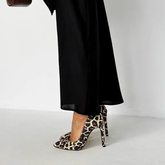 Leo print shoes made of leather