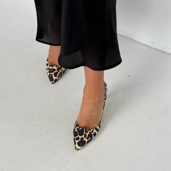 Leo print shoes made of leather