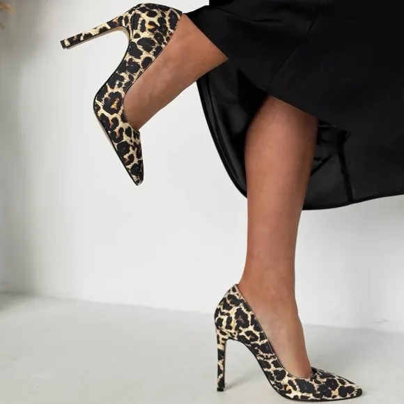 Leo print shoes made of leather