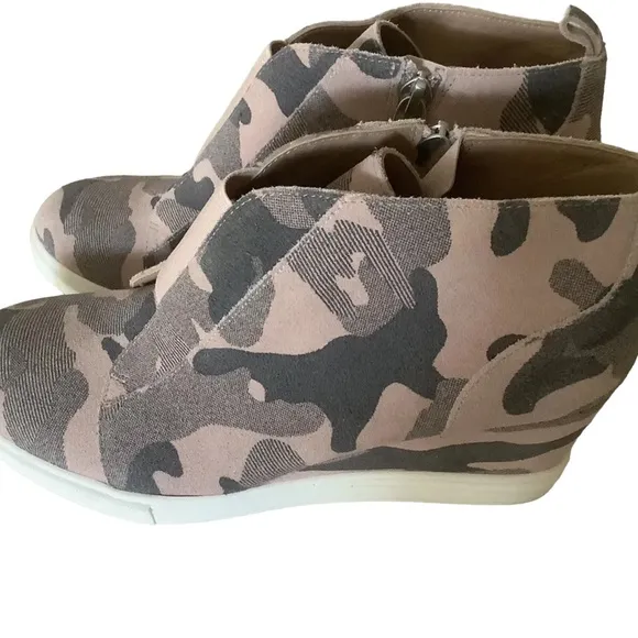 Linea Paolo wedge sneaker shoes size 7 Felicia platform shoes suede camouflage