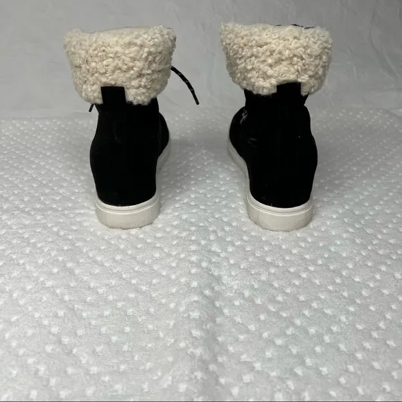 Madden Girl Paige Boot Shoes Size 9.5 Black w/faux Sheep Fur.