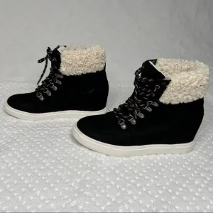 Madden Girl Paige Boot Shoes Size 9.5 Black w/faux Sheep Fur.