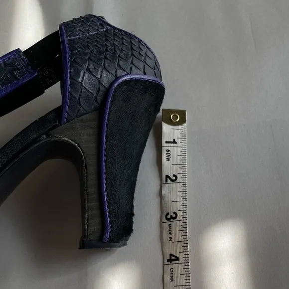 Max Azria Brie Black/Purple Combo Leather/Fur Strappy Peep Toe Heels Sz 38/7 GUC