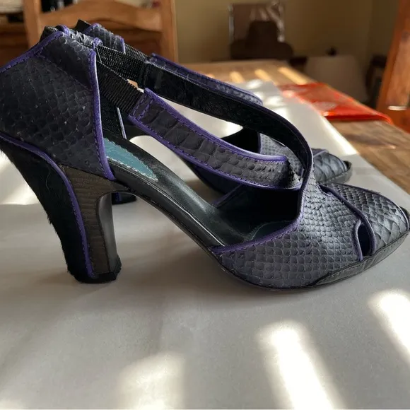 Max Azria Brie Black/Purple Combo Leather/Fur Strappy Peep Toe Heels Sz 38/7 GUC