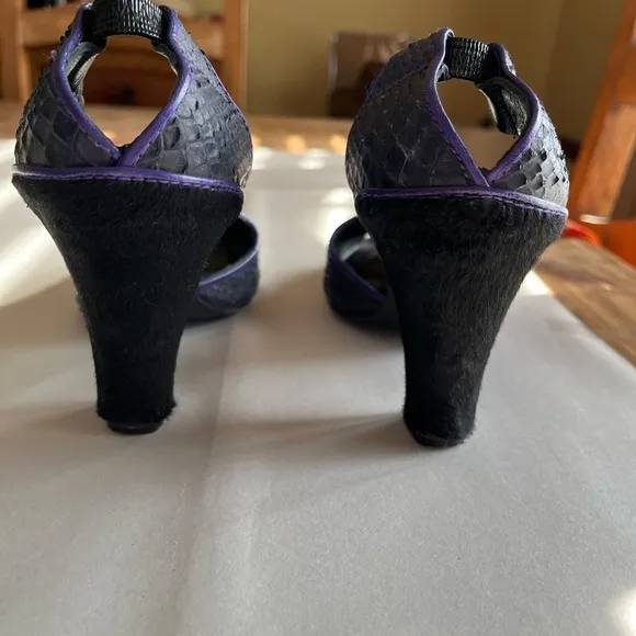 Max Azria Brie Black/Purple Combo Leather/Fur Strappy Peep Toe Heels Sz 38/7 GUC