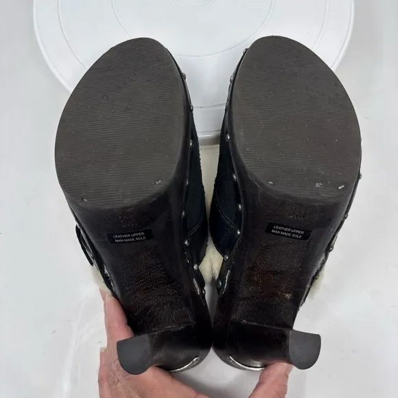 𝅺MICHAEL Kors black suede clogs 8M in box.