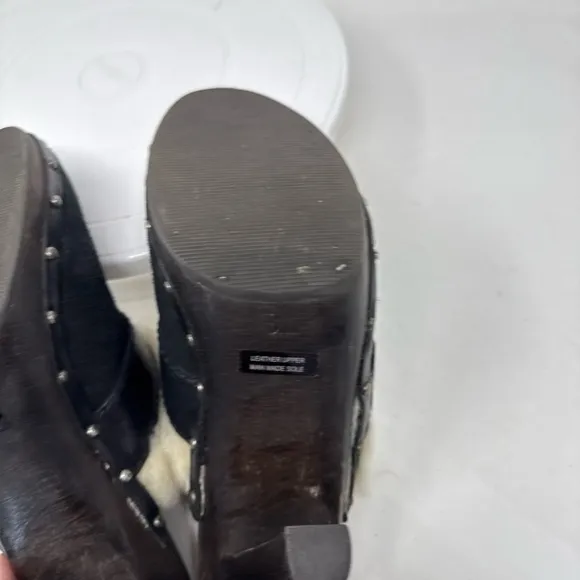 𝅺MICHAEL Kors black suede clogs 8M in box.