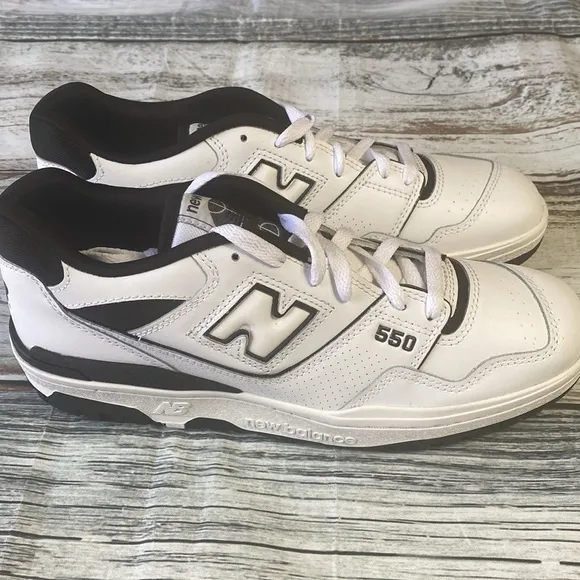New Balance 550 Men’s White and Black Sneakers Classic Design Sz 8.5