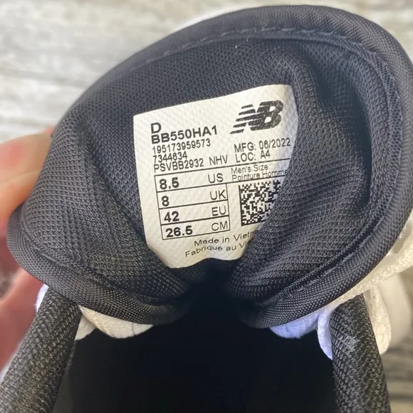 New Balance 550 Men’s White and Black Sneakers Classic Design Sz 8.5