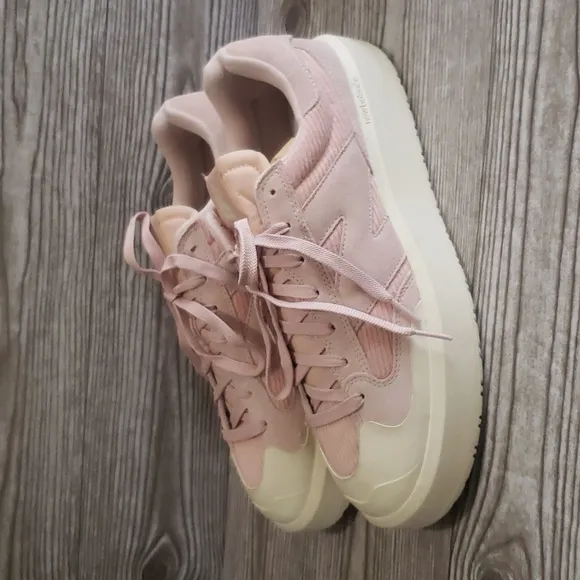 New Balance mens light pink suede and fabric platforms athletic shoes si…