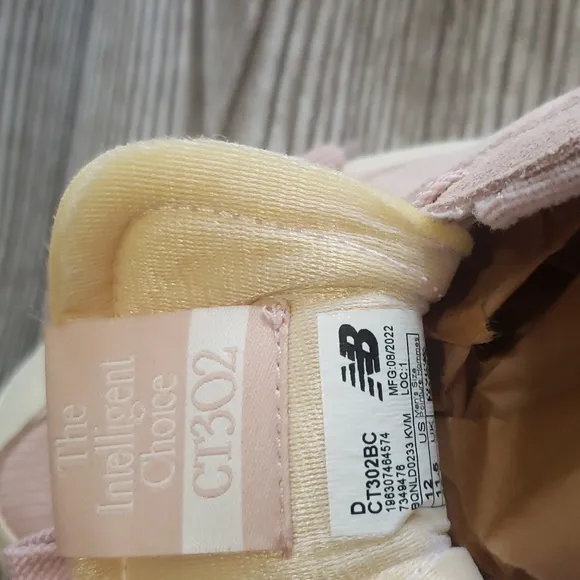 New Balance mens light pink suede and fabric platforms athletic shoes si…