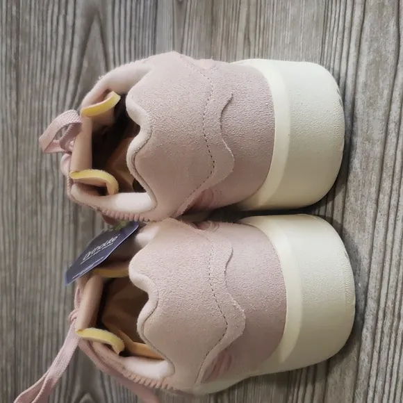 New Balance mens light pink suede and fabric platforms athletic shoes si…