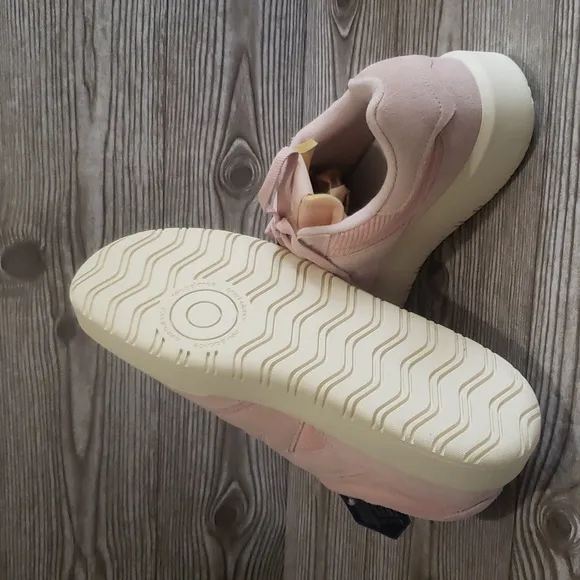 New Balance mens light pink suede and fabric platforms athletic shoes si…
