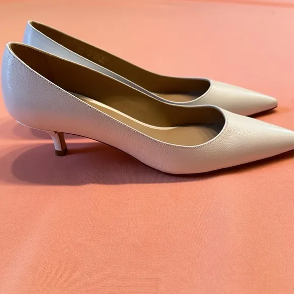 New Stuart Weitzman Leather Shoes. White. Size 6.