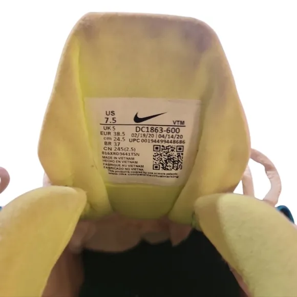 Nike Air Max 270 React Pink Volt Neon Women’s Size 7.5 Shoes Sail DC1863-600