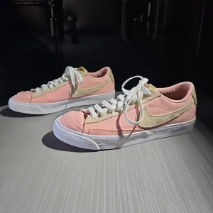 Nike Blazer Low '77 By You Custom Shoes Sneakers Pink &amp; Tan Flowers Women's Sz 8