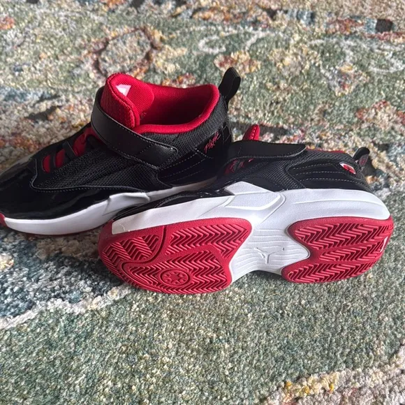 NIKE JORDAN BOYS MAX AURA 6 BASKETBALL SHOES IN SZ 1.5Y…NEVER WORN…NWOT