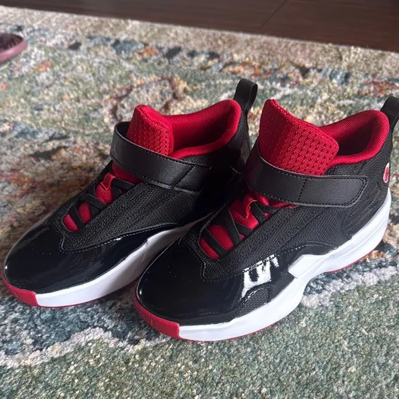 NIKE JORDAN BOYS MAX AURA 6 BASKETBALL SHOES IN SZ 1.5Y…NEVER WORN…NWOT