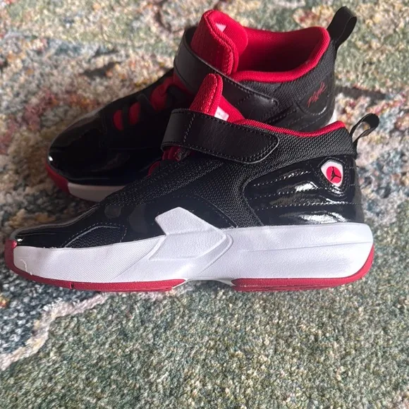 NIKE JORDAN BOYS MAX AURA 6 BASKETBALL SHOES IN SZ 1.5Y…NEVER WORN…NWOT