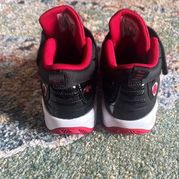 NIKE JORDAN BOYS MAX AURA 6 BASKETBALL SHOES IN SZ 1.5Y…NEVER WORN…NWOT