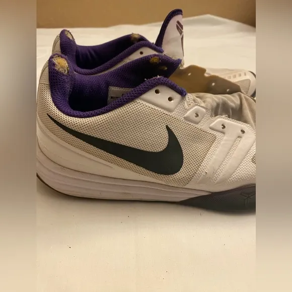 Nike Kobe Mentality White Purple Mens Sz 8 Basketball Shoes 704942-101 No Laces