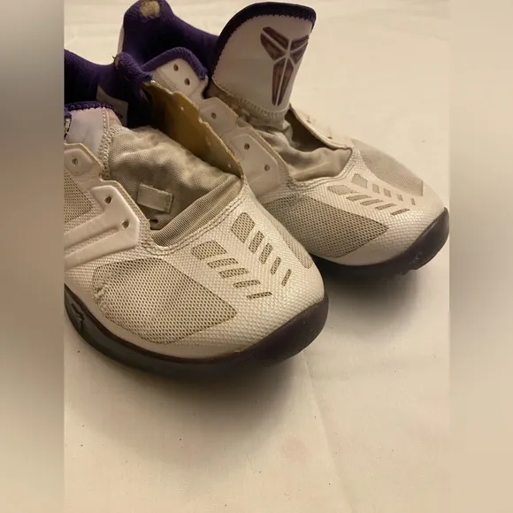 Nike Kobe Mentality White Purple Mens Sz 8 Basketball Shoes 704942-101 No Laces