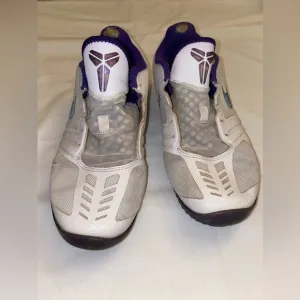 Nike Kobe Mentality White Purple Mens Sz 8 Basketball Shoes 704942-101 No Laces
