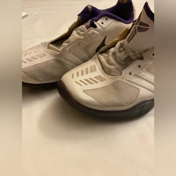 Nike Kobe Mentality White Purple Mens Sz 8 Basketball Shoes 704942-101 No Laces