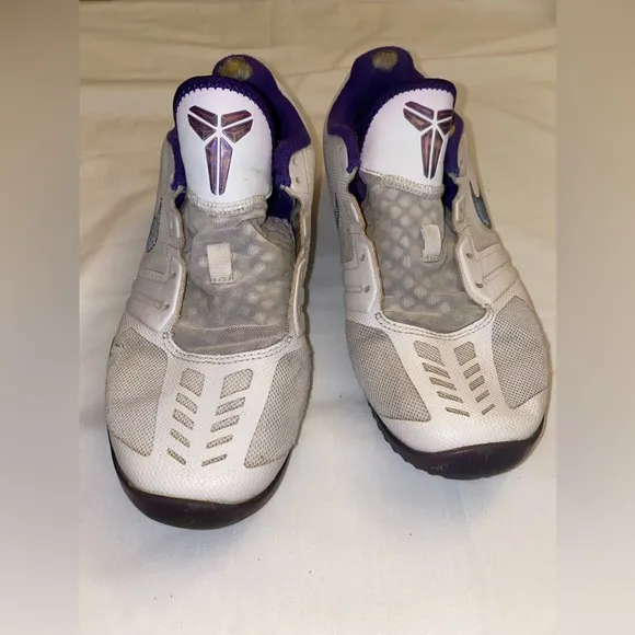 Nike Kobe Mentality White Purple Mens Sz 8 Basketball Shoes 704942-101 No Laces