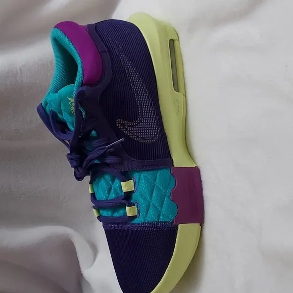 Nike LeBron Witness 8 Basketball Shoes