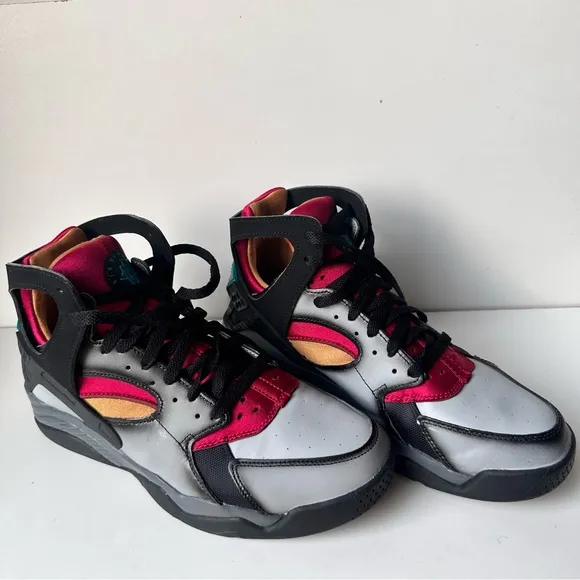 NIKE Men Air  Flight Huarache Light Smoke Grey And Noble Red Size: 9.5