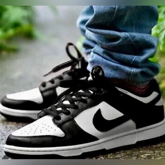 Nike SB Dunk Low leather low trainers Sz 9.5 Black White
