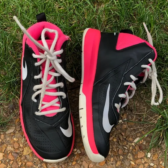 Nike Team Hustle D7  Basketball Shoes