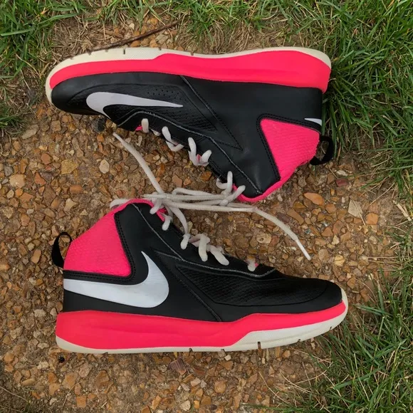 Nike Team Hustle D7  Basketball Shoes
