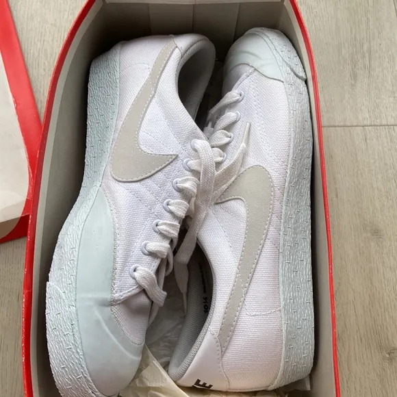 Nike VINTAGE 1980s Bruin Canvas W/NAT Men’s Athletic Shoes (Style 4207)