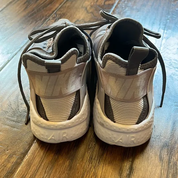 Nike women’s Huarache run size 7.5