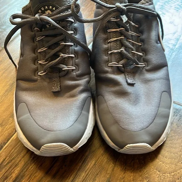 Nike women’s Huarache run size 7.5