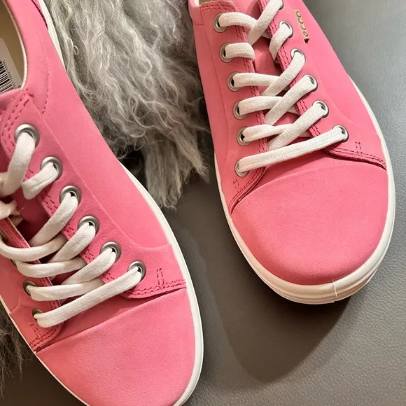 NWOB $175 ECCO Bubblegum Soft 7 Nubuck Sneakers